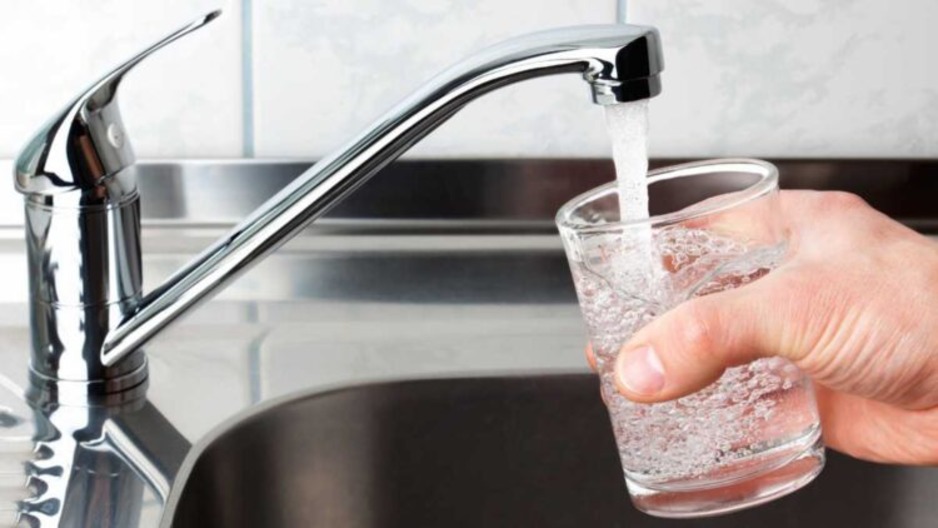 Florida’s Push to Remove Fluoride Sparks Warnings from Communities with Experience