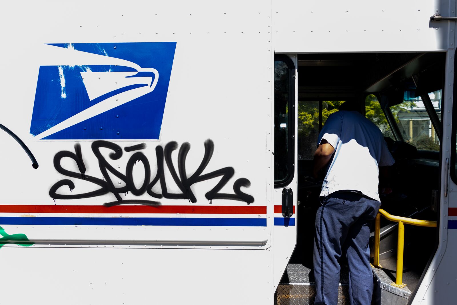 Violent Robberies Against USPS Workers Increase as Thieves Hunt for Valuable “Arrow Key”