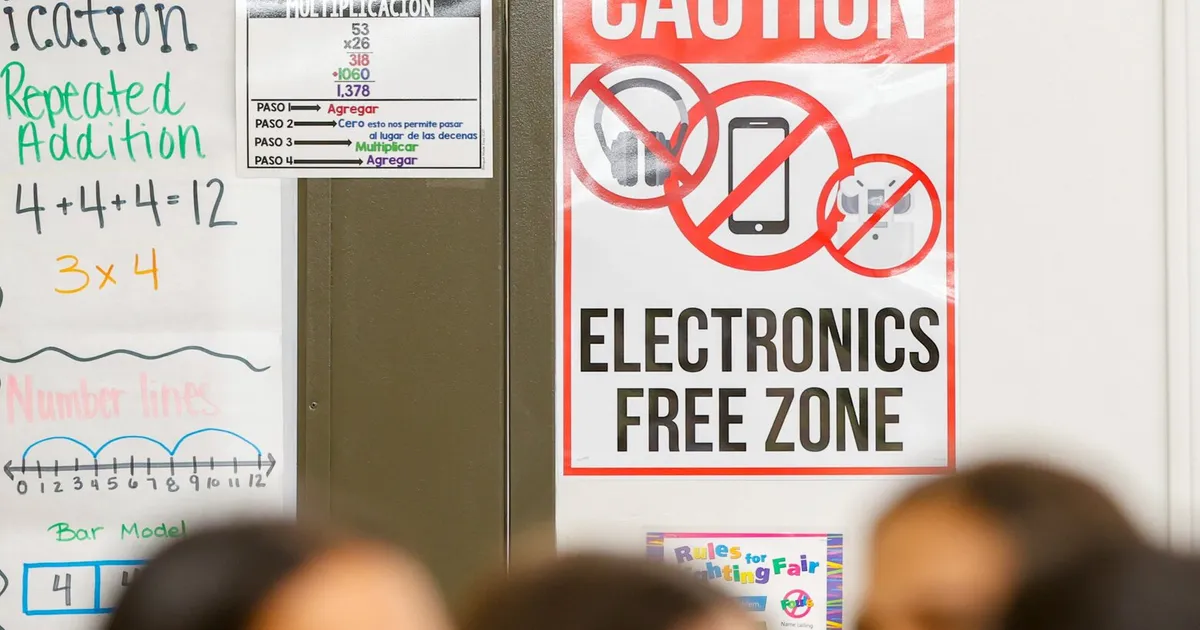 FL Lawmakers Approve Statewide Phone Ban for Younger Students, Launch High School Pilot Program