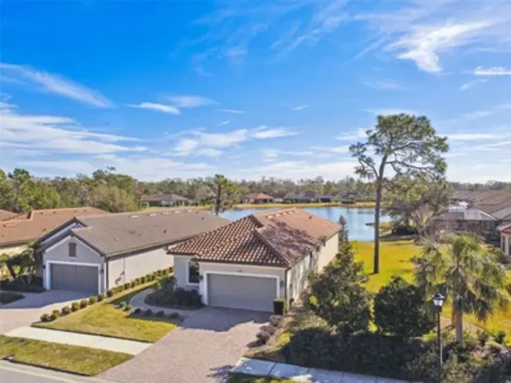 Tampa Homeowners Report Widespread Roof Defects, Press Builder for Action
